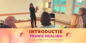 Iona houdt plaatje aura vast bij intro pranic healing