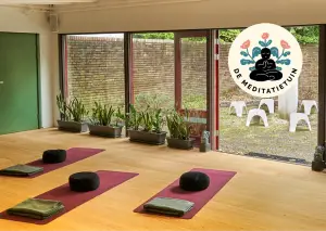 Zaal met yogamatten, kussens en dekens