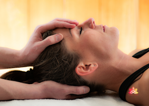 Osteopaat behandelt nek van van liggende client