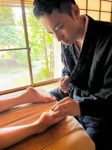 Man behandelt client met japanse acupunctuur