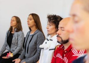 Mediterende mensen in een rij